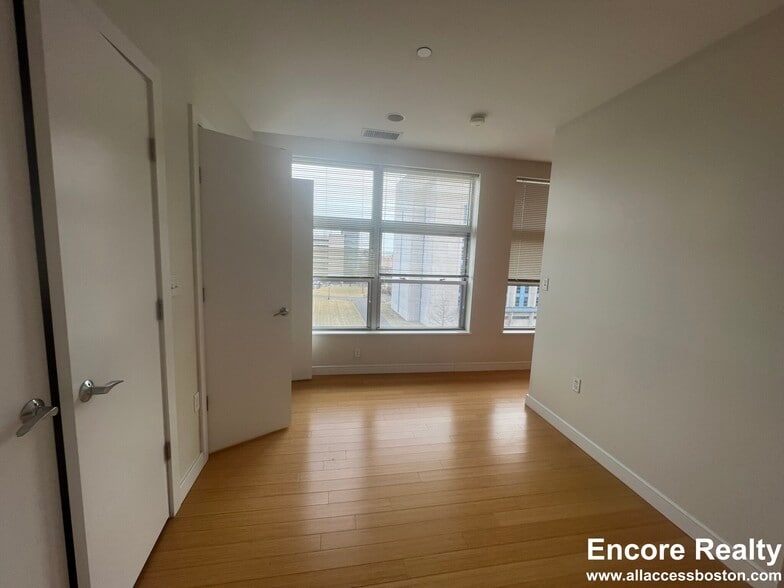 Building Photo - 601 Albany St