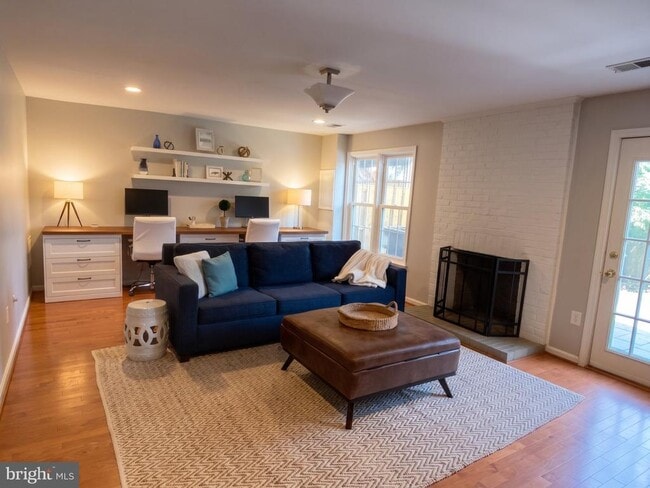 Building Photo - 216 Gretna Green Ct