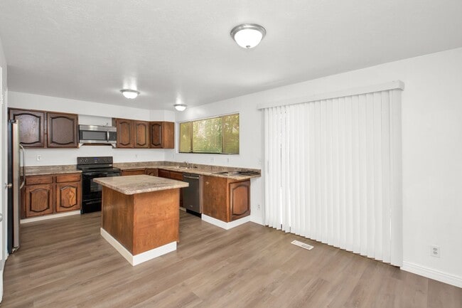 Building Photo - Enormous 4 Bed / 3 Bath Pet Friendly Home in East Layton! Available NOW!