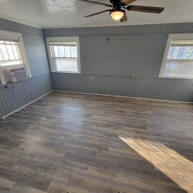 Building Photo - 1402 Willis Ave