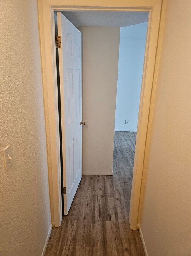 Building Photo - Unfurnished Long Term