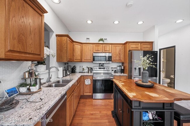 Building Photo - 32 Pine Tree Dr