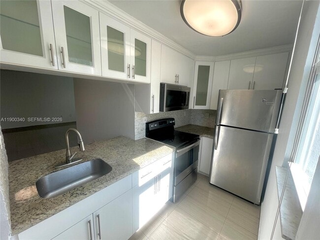 Building Photo - 2011 Bay Dr