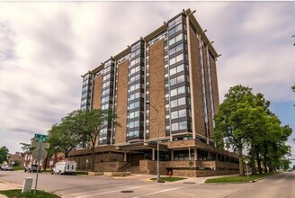 Building Photo - Furnished Unit STEPS FROM THE MAYO CLINIC FACILITIES Rochester Towers Condo For Rent!