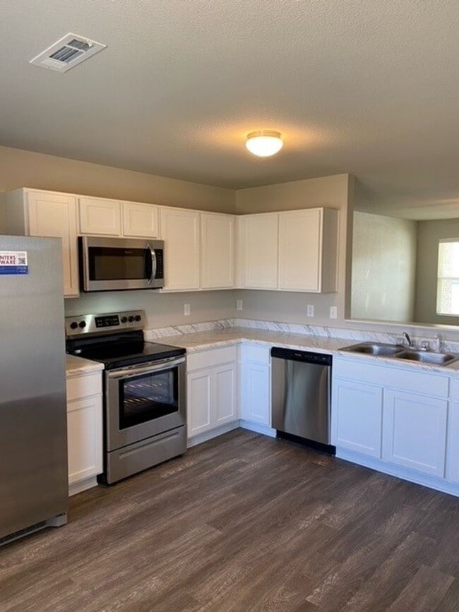Building Photo - *NOW PRELEASING* Comfortable Three Bedroom | Two Bath Home in Conrad Court