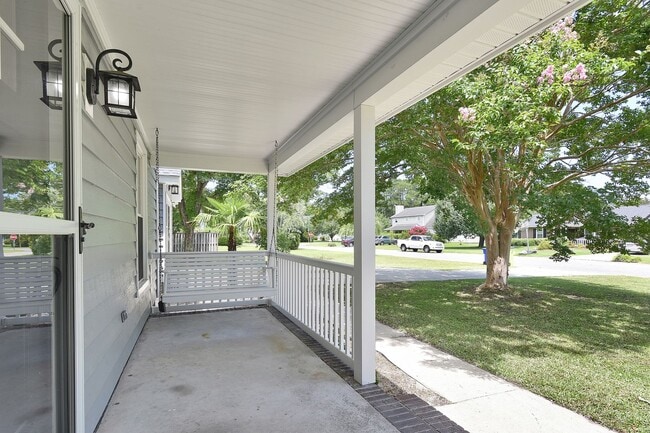 Building Photo - Gorgeous 4 bedroom, 3 1/2 bathroom home wi...