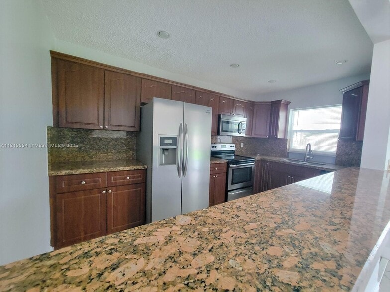 Building Photo - 1814 Oakmount Dr
