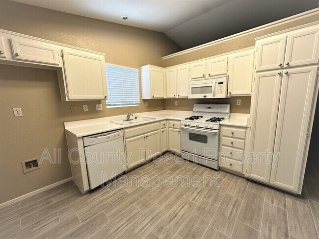Building Photo - 15580 Avenida Ramada