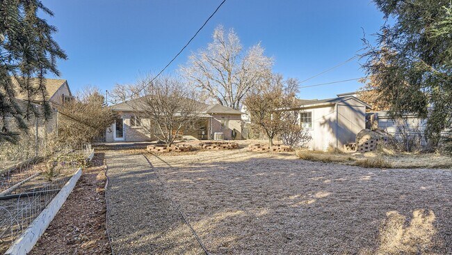 Building Photo - Fantastic 2 bedroom Remolded Ranch in Mayf...