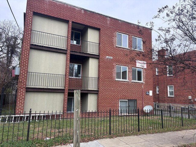 Building Photo - 1621 1st St NW