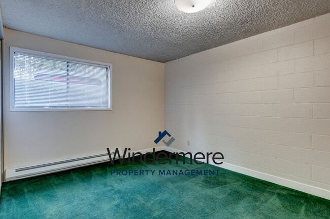 Building Photo - Windermere PM: 2 bedroom/2 bath condo