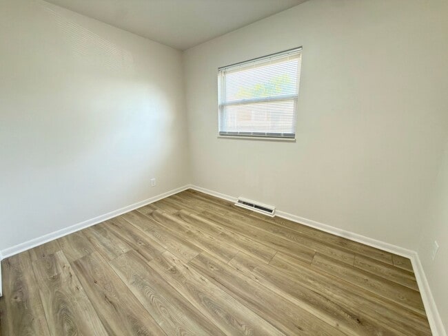 Building Photo - Newly Renovated Move-In Ready 3 Bed, 3 Bath Home!