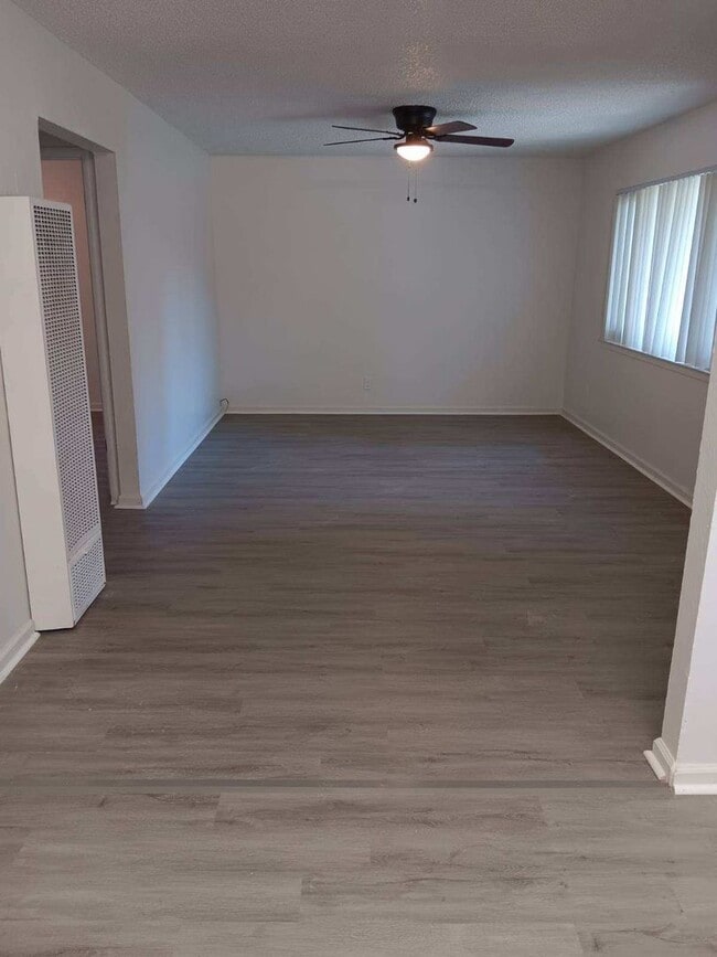 Building Photo - Charming 2x1 With Attached Garage & Backyard!