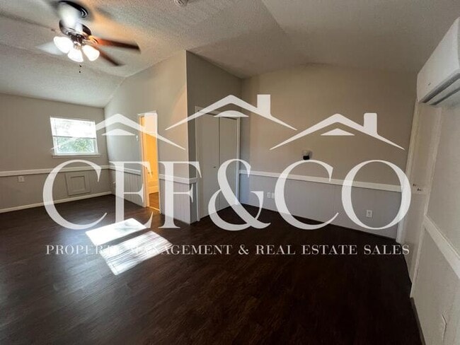 Building Photo - Upstairs Studio apartment available in Spa...