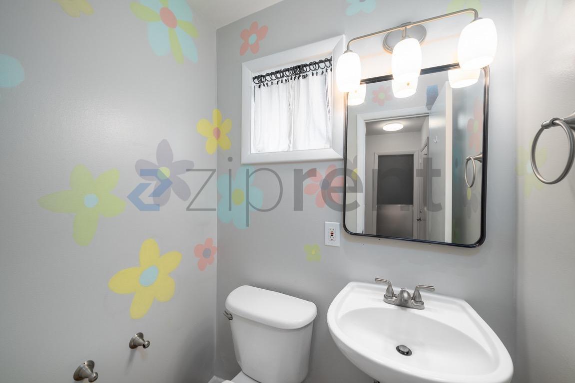 Building Photo - Unit 206
