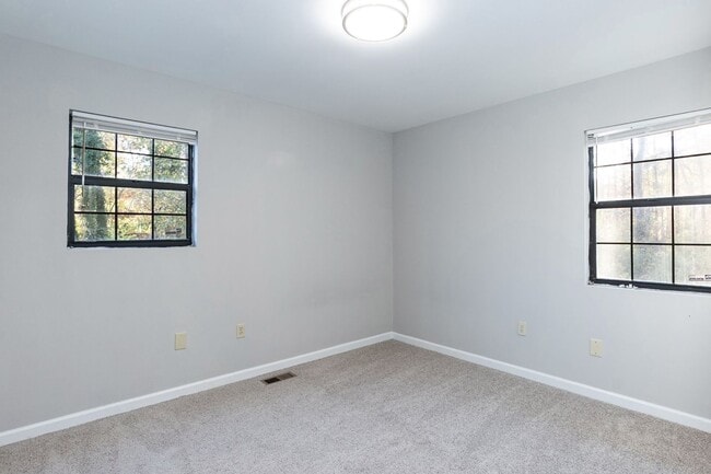 Building Photo - Three Bedroom Home!