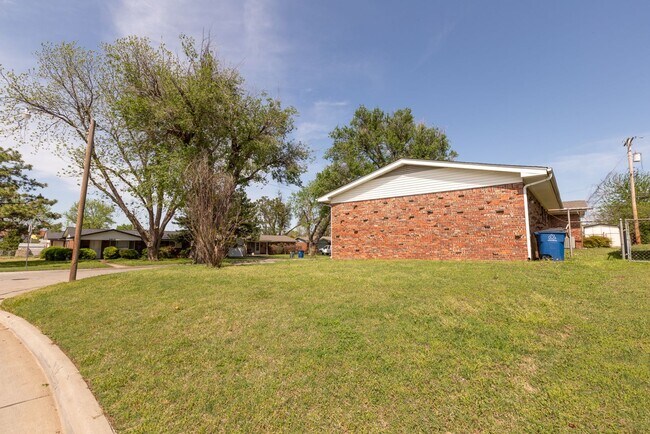 Building Photo - 3 Bed 1.5 Bath in Great Midtown Location!
