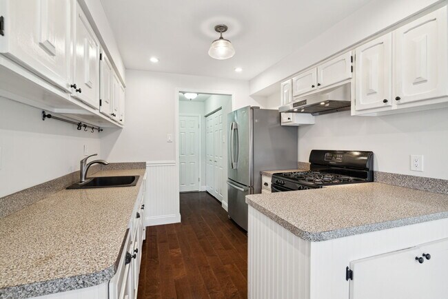 Kitchen - 100 Rennard Ter