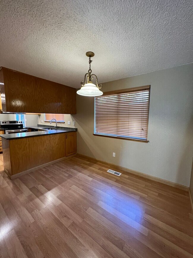 Building Photo - Cozy home next to Sage Point Elementary!
