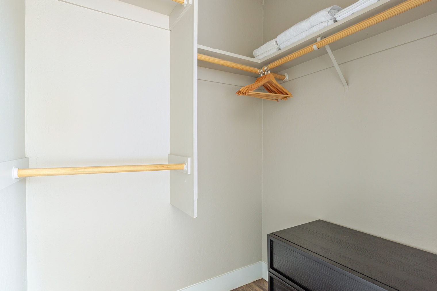 Building Photo - 900 E Hillsdale Blvd