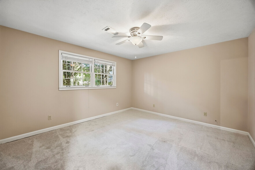 Building Photo - 943 Ferncliff Rd NE