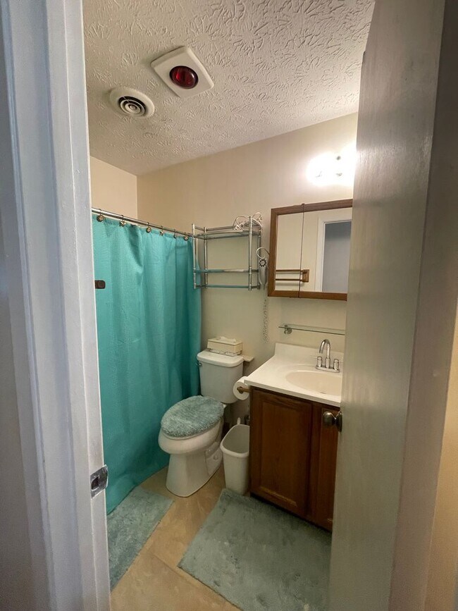 Building Photo - Walking Distance to the Parkway!