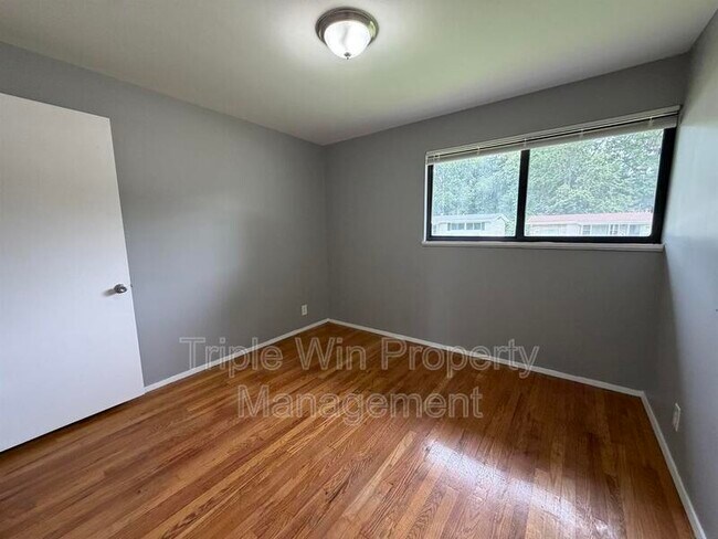 Building Photo - 10319 Varnum Dr