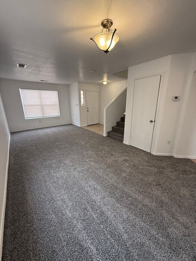 Building Photo - Spacious 5-Bedroom Home with 2 Living Areas – 2,270 Sq Ft Near Porter Dr.