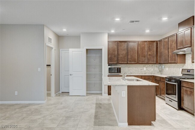 Building Photo - 2409 Bellinzona Pl