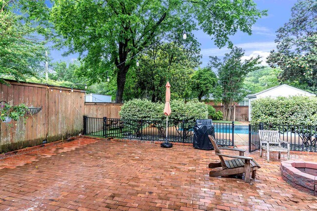 Building Photo - 185 Alexander St