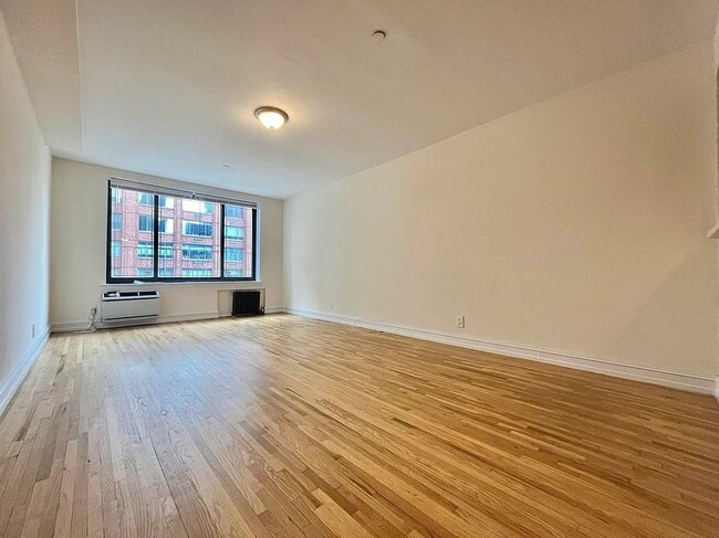 Building Photo - 1570 1st Ave