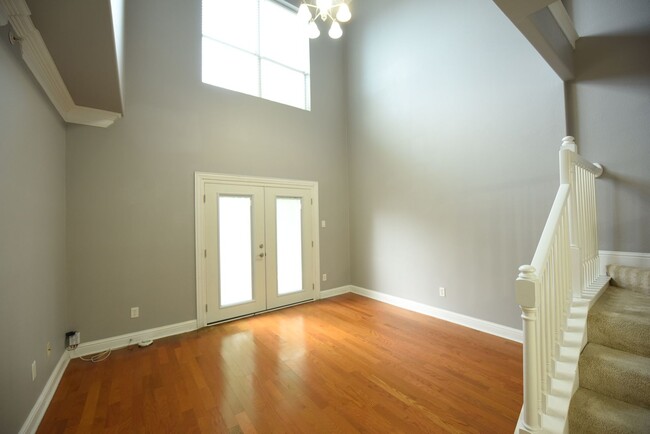 Building Photo - Two story townhome with rooftop patio!