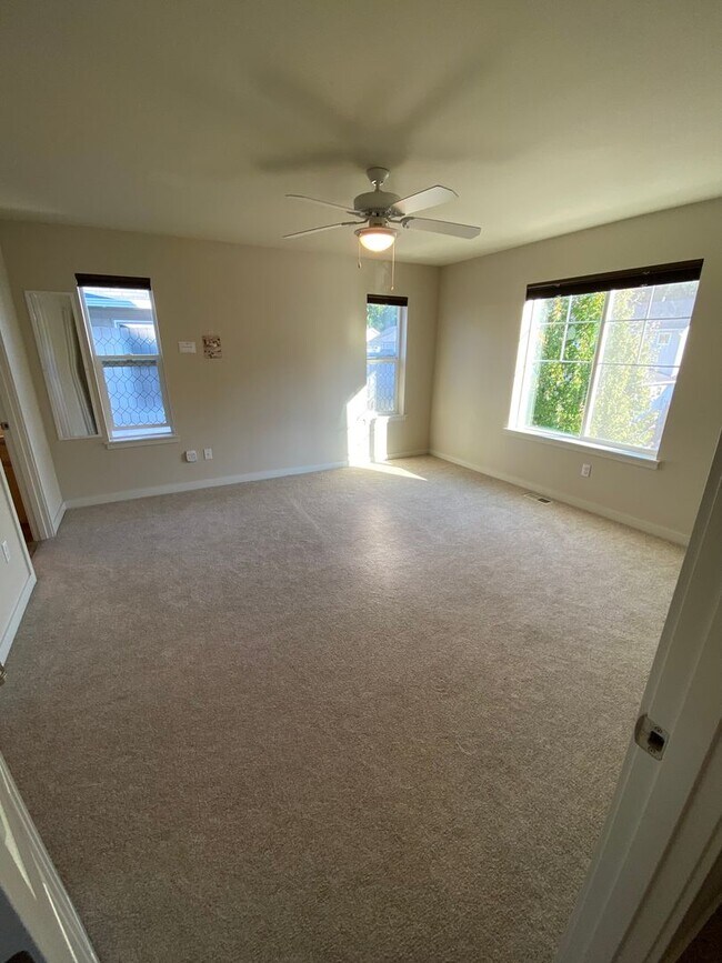 Building Photo - 2 bed/2.5 bath Townhouse in Caldara at the...