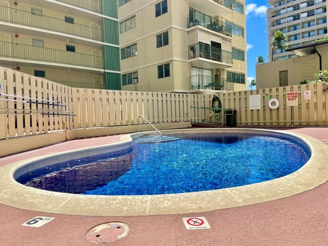 Building Photo - Newly Renovated 2-Bedroom Condo with Ala W...