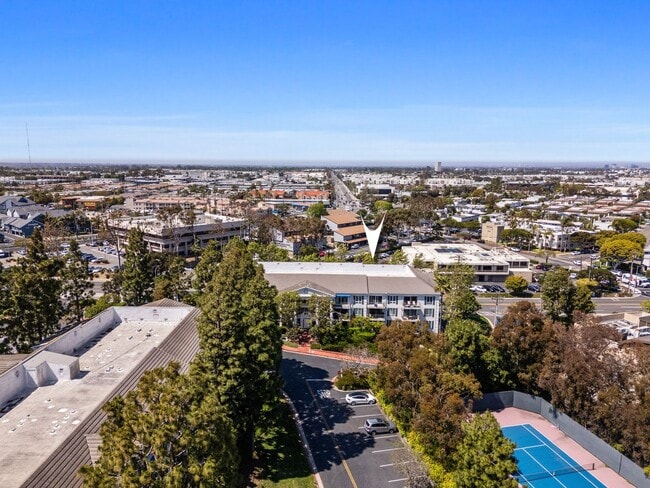 Building Photo - Updated Versailles Condo in Newport Beach