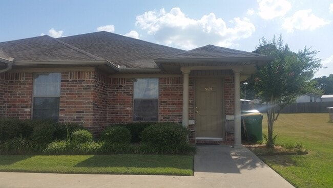 Pleasant Grove Duplex 3/2 - 5121 Galloping Way