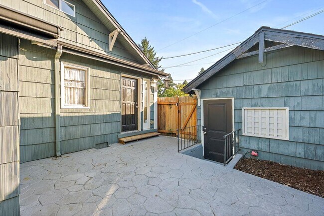 Building Photo - Charming 2-Bed 2-Bath Tacoma Craftsman | S...