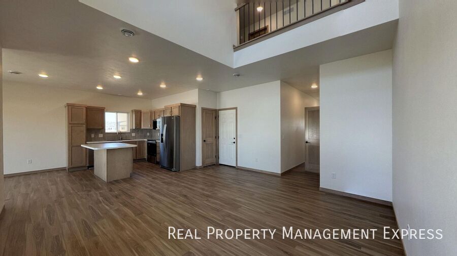 Building Photo - 3 Bed 2.5 Bath Townhome in West Sioux Falls