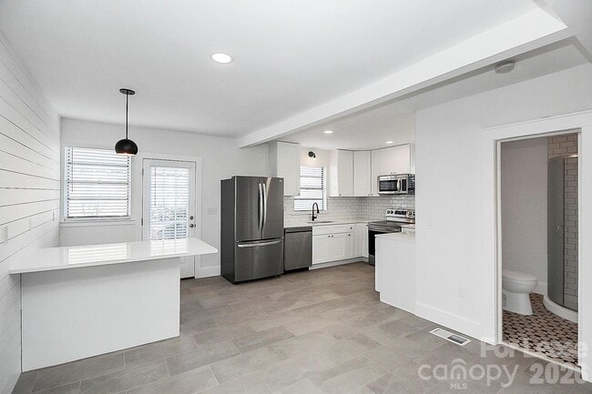 Building Photo - 3121 Kirkland Ave