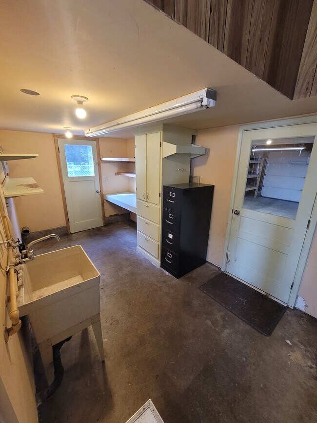 Building Photo - Charming 3 bed 2 bath with bonus room.