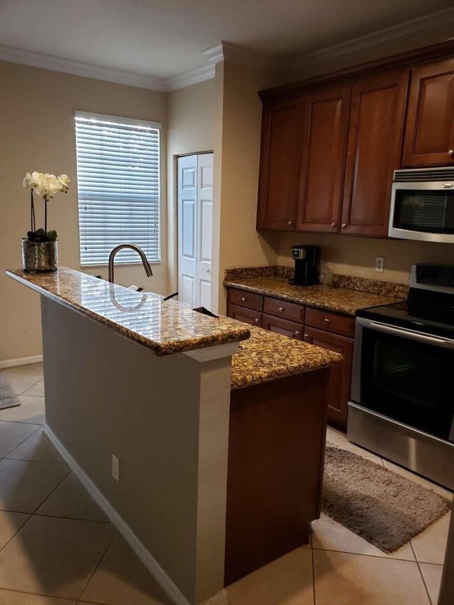 Building Photo - 123 E Royal Palm Cir