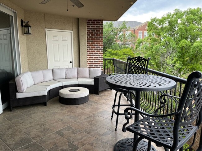 Building Photo - Modern Downtown Auburn Condo – Walk to Too...