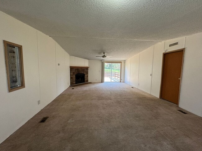 Building Photo - AVAILABLE TO SHOW!