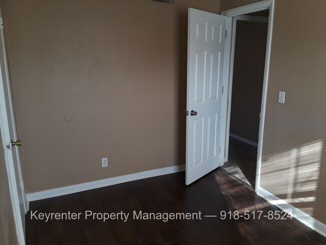 Building Photo - Spacious 4 Bedroom House