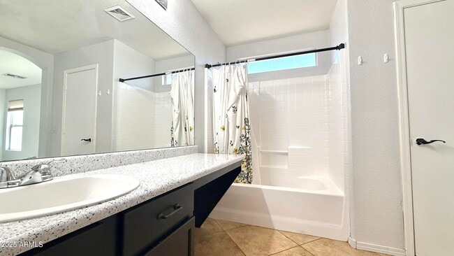 Building Photo - 1103 E Grove St