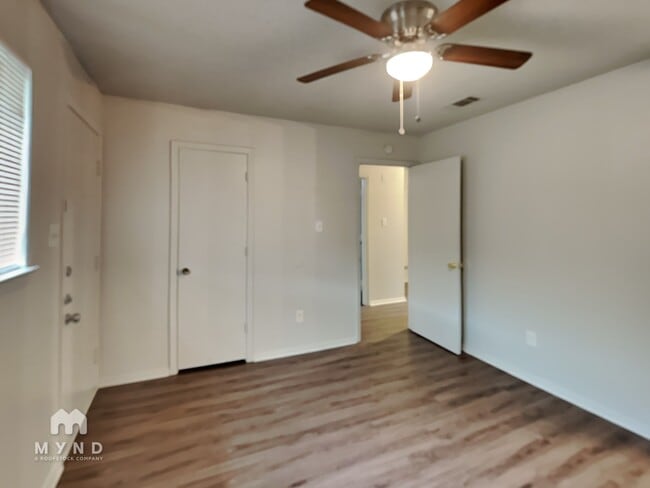 Building Photo - 1303 1/2 Berry Dr Apt A