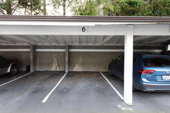 Building Photo - Top Floor 2 BD 2 BA Redmond Condo with Vau...