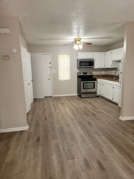 Interior - Eat-in Kitchen - 4220 Craig Ave