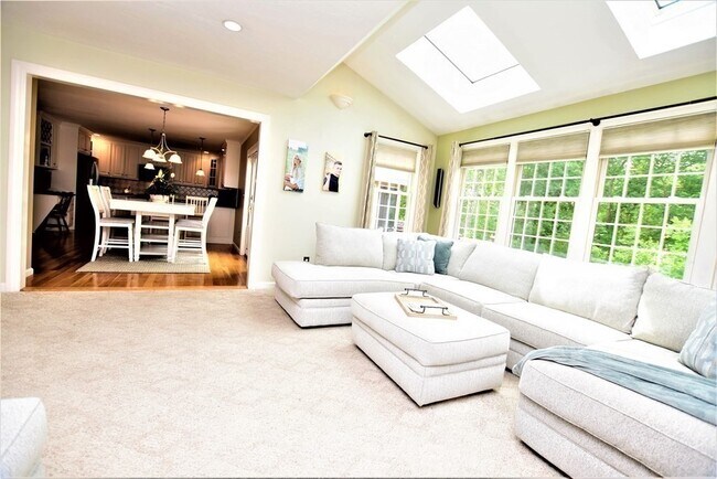 Building Photo - 398 Davis St