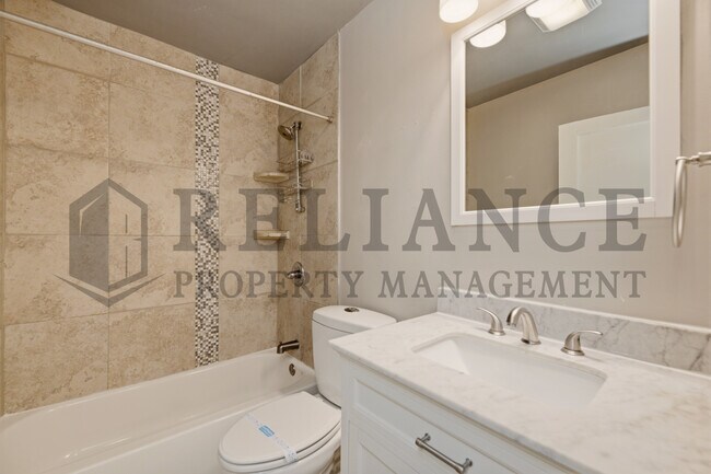 Building Photo - 703 S Grove Dr